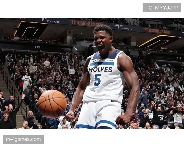 镜头捕捉：爱德华兹隔扣对手后与场边森林狼名宿加内特击掌庆祝